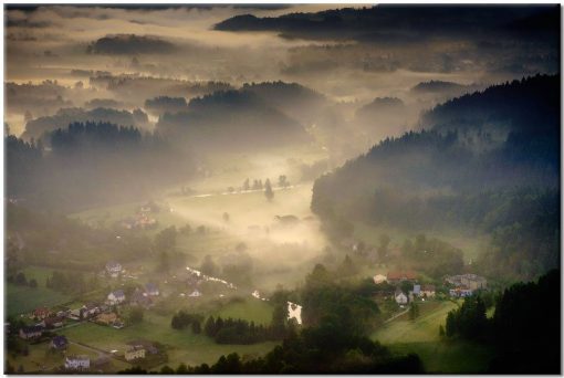 obraz z mgielną doliną