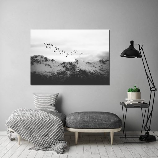 czarno-biały plakat z motywem góry