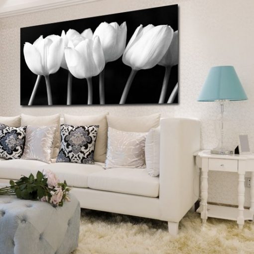 Czarno biały obraz z tulipanami do salonu na ścianie