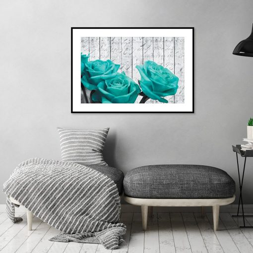 plakat turkusowe róże w salonie