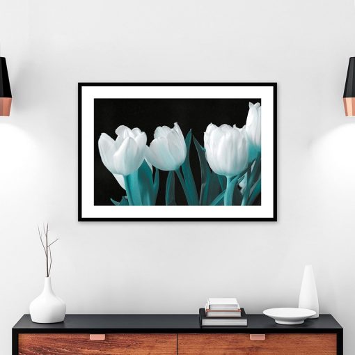 plakat białe tulipany na ścianie salonu