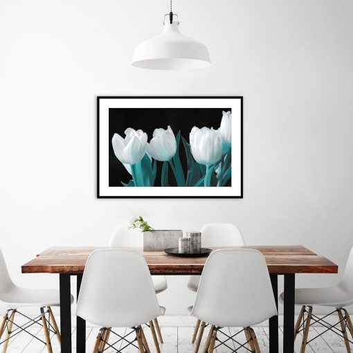 plakat białe kwiatynad stołem