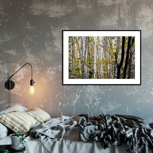 plakat z drzewami brzozy nad łóżkiem