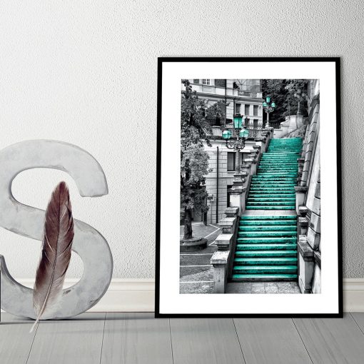 plakat z motywem turkusowych schodów w salonie