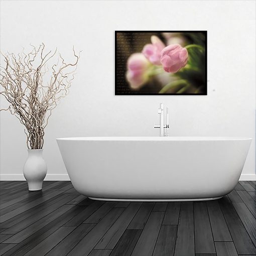 plakat z kwiatami nad łazienkę