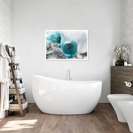 plakat z motywem kwiatowym na ścianie łazienki