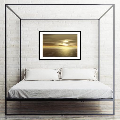 plakat z motywem morskim w sypialni