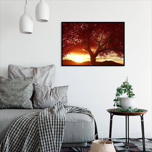plakat z czerwonym drzewem w salonie