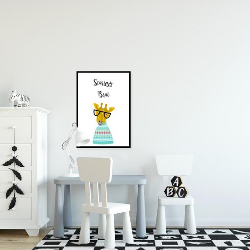 plakat z motywem żyrafy w sweterku na ścianę pokoju dziecka