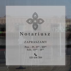 naklejka na szybę logo notariusza i godziny otwarcia