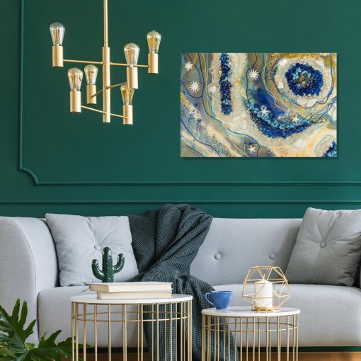 zielony salon z obrazem geode i złotym zyrandolem