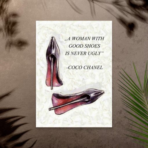 Plakat z cytatem Coco Chanel i szpilkami