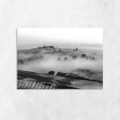 Czarno-biały obraz - Pola we mgle do salonu