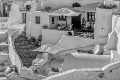 Szary obraz z motywem zabudowań na Santorini